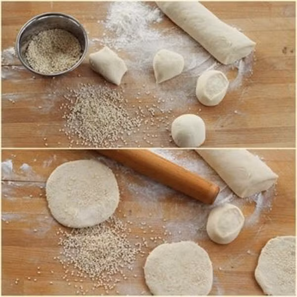 Hòa men đường: Hòa tan 60g đường bột vào nước ấm, sữa tươi. Khuấy cho đường tan hoàn toàn thì cho men nở vào khuấy tiếp, khoảng 10 phút đến khi men nổi lên trên mặt nước là được. Trộn đều bột mỳ, 1 thìa muối vào chậu lớn rồi cho hỗn hợp nước men đường ở trên vào. Dùng tay nhào bột. Ảnh: MomKitty.com.