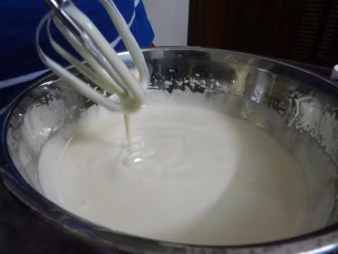 2. Bánh sầu riêng chiên. Nguyên liệu: Sầu riêng, bột mỳ, bột nở, nước, dầu ăn, muối, bánh tráng. Sầu riêng tách bỏ vỏ và hạt, chỉ lấy phần thịt. Sau đó tán thịt sầu riêng cho thật mịn. Ảnh: Nauzi.com.