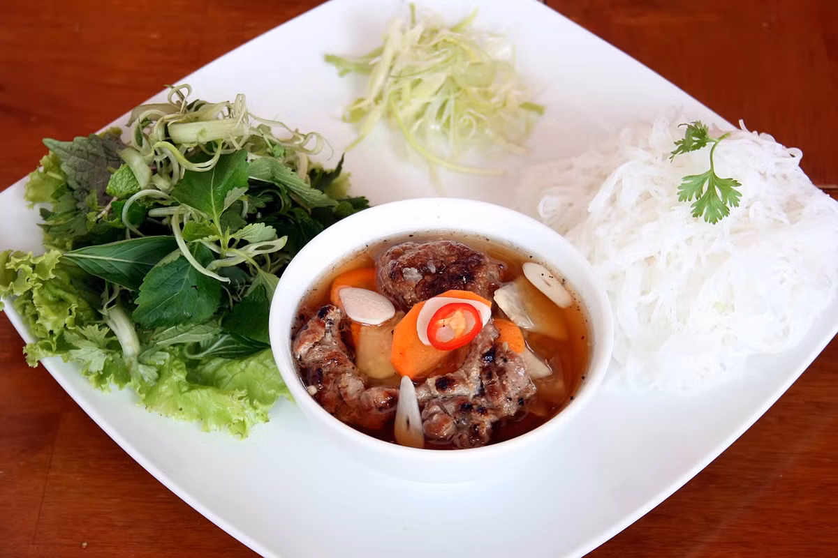 Cho đường vào giấm và đun nhỏ lửa hỗn hợp này khoảng 15 phút. Khi giấm nguội, cho vào chai thủy tinh và dùng dần cho các món chua ngọt trong bữa ăn hằng ngày như sườn xào chua ngọt, cá sốt chua ngọt,…Ảnh: JAMJA.vn.