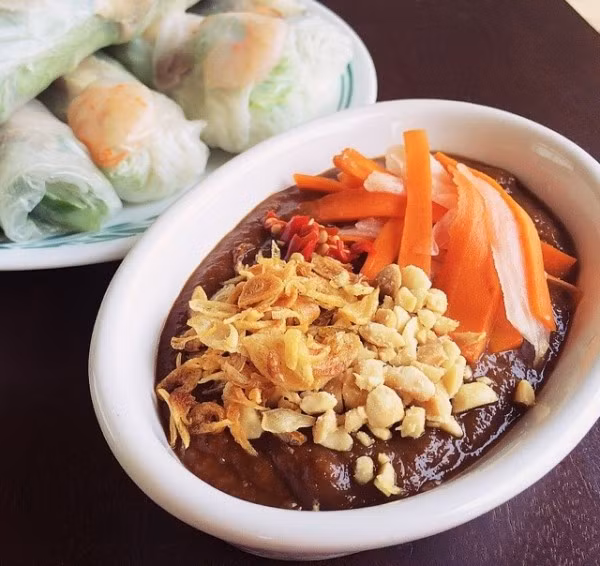 3. Tương chấm gỏi cuốn. Nguyên liệu: Hành tím phi vàng, tương đen, bơ đậu phộng, muối. Sau khi đã chuẩn bị các nguyên liệu với tỉ lệ như trên, cho tất cả vào một bát vừa và trộn đều cho đến khi sánh, mịn. Ảnh: Emvaobep.com.