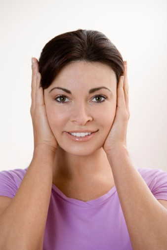 3. Xoa và đánh trống mang tai. Xoa tai: Dùng 2 ngón tay trỏ và giữa, ngón giữa để trước tai ngón trỏ để sau tai xoa miết lên xuống ở các huyệt trước và sau tai 20 - 30 lần và sau xoa đều những huyệt xung quanh vành tai 20 - 30 lần. Tiếp đó lấy 2 lòng bàn tay úp lên hai tai ấn 5 - 10 lần nghe như đánh trống trong tai, sau dùng 2 ngón tay trỏ và giữa bật mạnh sau óc nghe có tiếng bùm bùm sau tai 5 - 10 lần. Ảnh: phununet.com.