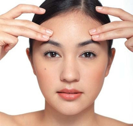 2. Phương pháp tự xoa bóp: Xoa trán: Dùng 3 ngón tay trỏ giữa và áp úp chụm lại xoa toàn bộ trán qua lại xoa 20 - 30 lần, sau đó xoa miết, bóp dọc hai bên cung lông mày. Ảnh: cangdamat.net.vn.