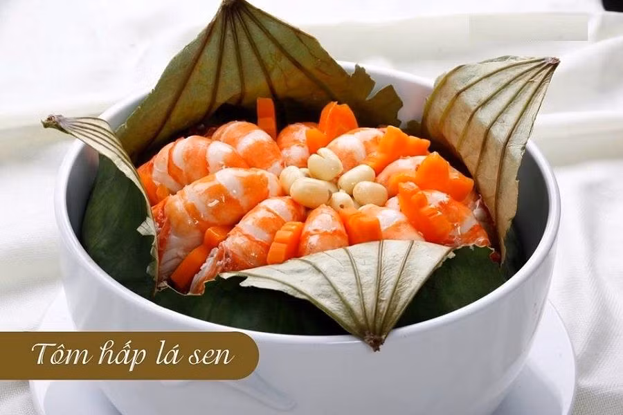 Tỏi xay trộn với dầu magi, tương đậu nành, hạt tiêu tẩm đều lên thịt tôm, đem hấp chừng 15 phút là được. Ảnh: Menu24h.vn.