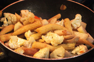 Cà rốt, su hào gọt vỏ, rửa sạch, cắt khúc ngắn vừa ăn. Súp lơ trắng rửa sạch, cắt nhỏ. Ngô bao tử, hành lá, rửa sạch. Ảnh: congthucmonngon.com.