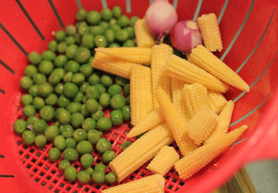 Đậu phụ non rửa sạch, cắt thành từng miếng nhỏ vừa ăn. Cồi sò điệp rửa sạch, rưới vào cồi sò điệp một ít rượu trắng, và gừng thái nhỏ, để khoảng 15 phút sau đó rửa lại cho thật sạch, để ráo. Ảnh: congthucmonngon.com.