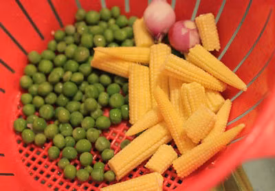 Đậu phụ non rửa sạch, cắt thành từng miếng nhỏ vừa ăn. Cồi sò điệp rửa sạch, rưới vào cồi sò điệp một ít rượu trắng, và gừng thái nhỏ, để khoảng 15 phút sau đó rửa lại cho thật sạch, để ráo. Ảnh: congthucmonngon.com.