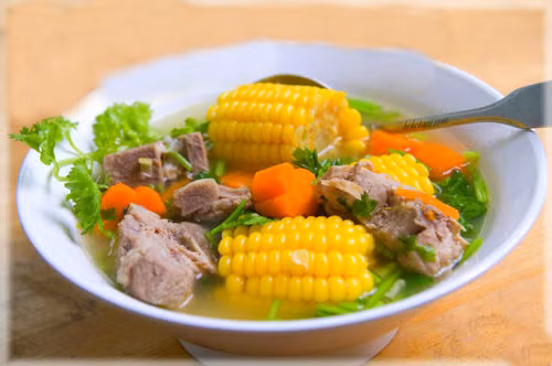 2. Ngô hầm: Dùng ngô non hầm với các thực phẩm động vật như gà, chim, ba ba..., nếu nấu với nước cơm rượu thì càng tốt. Ăn xong, uống trà nóng với gừng. Món ăn bổ dưỡng này dành cho người gầy yếu, người cao tuổi, giúp sản phụ có nhiều sữa, chữa đau lưng, mỏi gối ở người già. Ảnh: healthplus.vn.