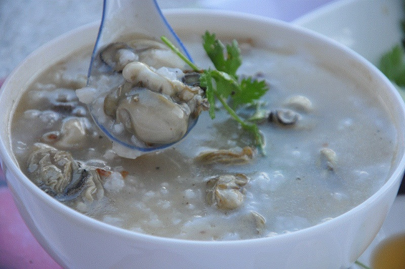 Trong lúc đợi cháo chín, phi thơm hành cho giòn với dầu ăn, vớt hành khô để riêng. Vẫn chảo đó, cho hàu vào xào chín, nêm chút xíu bột canh. Ảnh: haisanxanh.com.