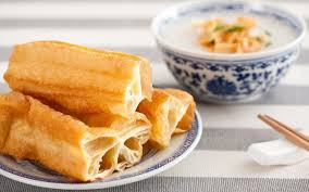 Kéo dài ra gấp đôi chiều dài miếng bột, rán ở nhiệt độ khoảng 250 độ C đến khi vàng là được. Quẩy nóng ăn cùng 3 món cháo sau thì không còn gì tuyệt vời hơn. Ảnh: amthenaobaygio.wordpress.com.