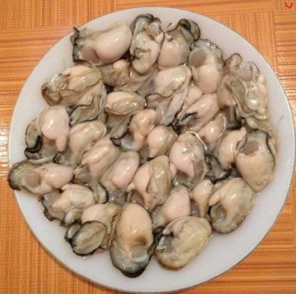 3. Cháo hàu. Nguyên liệu: Hàu sữa, gạo tẻ, gạo nếp, hành tím, rau răm, rau mùi. Gia vị: muối, nước mắm, tiêu, mỳ chính. Hàu rửa sạch, cạo vỏ rồi cho vào lò vi sóng trong khoảng 2-3 phút để hàu hơi hé miệng, tách sống lấy phần thịt hàu. Gạn nước trong phần nước hàu. Thịt hàu rửa qua nước cho sạch. Ảnh: Xaluan.com.