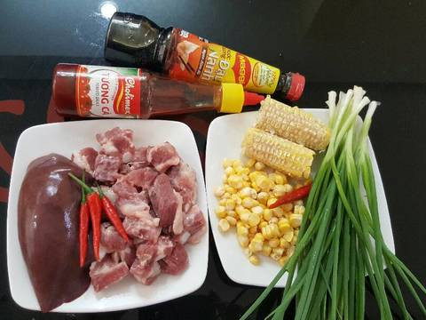 1. Cháo sườn ngô. Nguyên liệu: Cháo ăn liền, ngô ngọt, sườn, gan lợn, hành lá, ớt, chanh. Sườn rửa sạch, chặt miếng vừa ăn, luộc sơ qua cho sạch cặn bã rồi đổ vào nồi áp suất ninh 30 phút. Ảnh: cookpad.com.