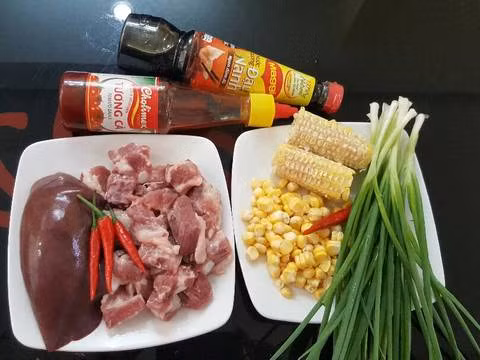 1. Cháo sườn ngô. Nguyên liệu: Cháo ăn liền, ngô ngọt, sườn, gan lợn, hành lá, ớt, chanh. Sườn rửa sạch, chặt miếng vừa ăn, luộc sơ qua cho sạch cặn bã rồi đổ vào nồi áp suất ninh 30 phút. Ảnh: cookpad.com.