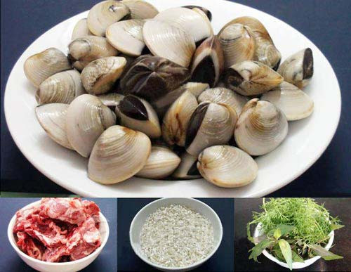 2. Cháo ngao. Nguyên liệu: Ngao, gạo nếp, gừng, hành tím, hành khô, hành lá, rau răm, muối, tiêu, bột canh, nước mắm, mì chính, gạo tẻ. Gạo các đem vo sạch rồi ngâm nước qua đê, cho ra rổ cho ráo nước. Ảnh: thegioididong.com.