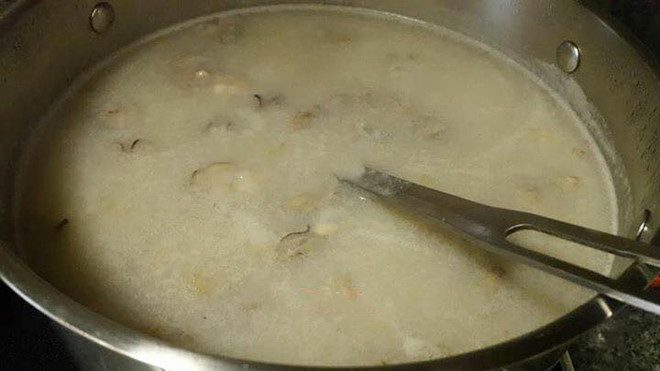 Rau thơm các loại rửa sạch, để ráo, thái nhỏ. Gạo tẻ và nếp đem vo sạch, cho vào nồi áp suất, đổ lượng nước vừa đủ, ninh nhỏ lửa đến khi hạt gạo nở, chín mềm thành cháo là được. Ảnh: Zing.vn.