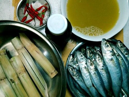 1. Cá nục kho nước mía. Nguyên liệu: Cá nục, chén nước mía, gia vị. Cá nục làm sạch, cắt đôi, rửa qua nước muối pha loãng rồi rửa lại cho sạch. Ướp cá với đầu hành băm, muối, nước mắm, bột ngọt, dầu ăn. Ảnh: Xaluan.com.