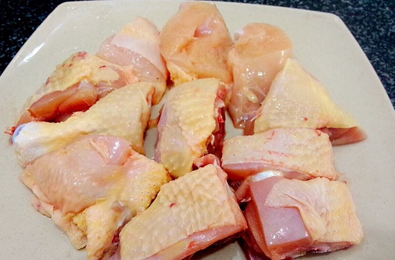 3. Gà kho sả ớt với mật mía. Nguyên liệu: Nước mía, gà, sả, ớt, hành, tỏi, nước mắm, bột ngọt, tiêu, dầu ăn. Đun sôi nước mía. Canh nước mía sôi 1 lần rồi nhỏ lửa để nước cạn dần, hơi kẹo kẹo là có mật mía. Càng để lâu mật càng kẹo. Ảnh: ngocfoody.blogspot.com.