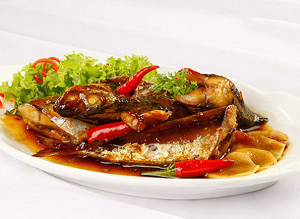 Bắc cả lên kho rặt nước ướp thì cho nước mía vào kho tiếp, nếm lại cho vừa miệng. Ảnh: cakholangvudai.com.