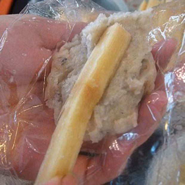 2. Chả tôm bọc mía. Nguyên liệu: Tôm tươi, thịt nạc vai, đường, nước mắm, hạt nêm, tiêu, tỏi, hành khô, màu điều, mía. Tôm lột vỏ bỏ đầu rửa sạch. Xay nhuyễn tôm, thịt nạc vai thái nhỏ xay nhuyễn cùng. Ảnh: chamuchalong.org.