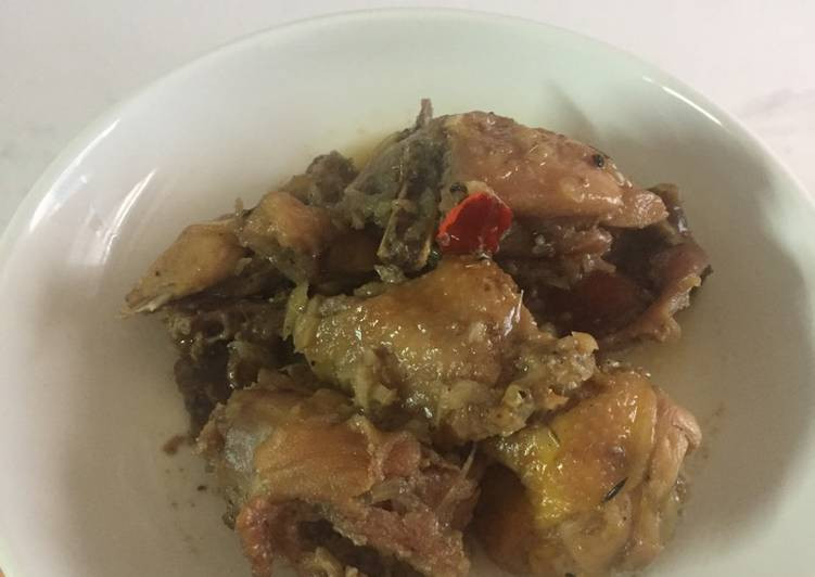 Để đảm bảo vị ngọt mặn cân bằng, làm nước ướp trước khi trộn vào gà. Cho nước mắm, bột ngọt, hành, tỏi, sả băm nhuyễn vào chảo có sẵn mật mía. Đun sôi nhẹ rồi nêm vừa ăn. Tắt bếp, đợi chảo nguội cho gà vào trộn đều cho ngấm gia vị. Có thể bỏ vào ngăn mát tủ lạnh từ 30 phút - 1 tiếng. Bật bếp nấu lửa nhỏ để gà thấm gia vị. Ảnh: cookpad.com.