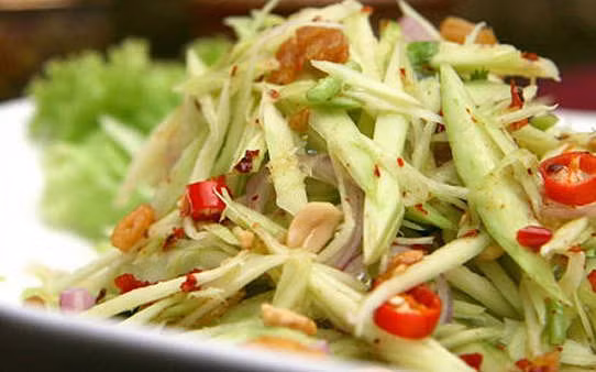 Chuẩn bị nước mắm chua ngọt: 2 thìa canh mắm + 2 thìa cà phê nước sôi + 1 thìa canh đường + nước cốt nửa quả chanh + tỏi, ớt băm rồi đem trộn đều hỗn hợp cho hòa quyện. Cho tất cả nguyên liệu vào 1 bát to và rưới nước mắm chua ngọt vào trộn đều các nguyên liệu với nhau, để 5 phút cho ngấm gia vị. Khi ăn rắc lên trên rau húng đã cắt nhỏ để nộm thơm hơn. Ảnh: Vietgiaitri.com.