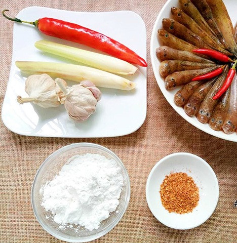 Cá bống thác chiên giòn cũng hấp dẫn không kém. Cá bống sau khi đã sơ chế sạch với rượu trắng, gừng thì để ráo ướp cùng 1 chút xíu hạt nêm, hạt tiêu, rượu trắng. Ảnh: eva.vn.