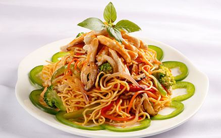 Cho một chút dầu vào mì trộn đều. Đun nóng chảo, cho chút dầu ăn và phi tỏi thơm thì cho thịt đã ướp vào để xào. Khi thịt đã săn lại thì cho nước tương và cà chua băm vào xào và nêm nếm gia vị cho vừa ăn. Xào mì tới khi nước sốt đã sệt lại thì cho thêm hành lá và ớt sợi. Ảnh: 7monngonmoingay.info.