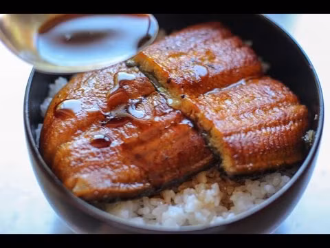 1. Unagi (Cơm lươn): Tô cơm trắng ăn kèm với lươn nướng ướp sốt kabayaki cũng là một món ăn không thể thiếu vào mùa hè của người Nhật. Miếng thịt lươn mềm mại, được tẩm ướp gia vị mặn ngọt vừa miệng, sau đó hòa quyện cùng một thìa cơm nóng đã đủ cung cấp nhiều năng lượng để xua tan đi bao mệt mỏi trong ngày hè. Ảnh: YouTube.com.