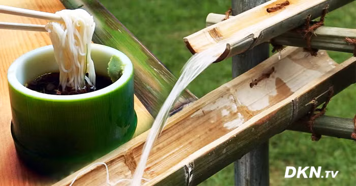 Người dân xung quanh sẽ cầm sẵn cốc đựng nước sốt Tsuyu và đũa để nhanh tay gắp mì lên và thưởng thức ngay tại chỗ. Nếu mì trôi đến cuối đường ống mà thực khách vẫn chưa gắp được hết thì sẽ bỏ phần mì đó đi. Để gắp được mì, thực khách vừa phải nhanh tay, vừa phải khéo léo và tập trung để có thể thưởng thức được món ăn này. Ảnh: dkn.tv.