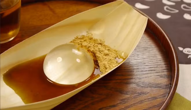 Chiếc bánh có dạng viên tròn trong suốt như một giọt sương khổng lồ. Hương vị của nó lại vừa thanh mát, vừa ngọt nhẹ. Khi ăn sẽ thưởng thức cùng sốt đường nâu và bột đậu nành rang thơm bùi. Ảnh: Bestie.vn.