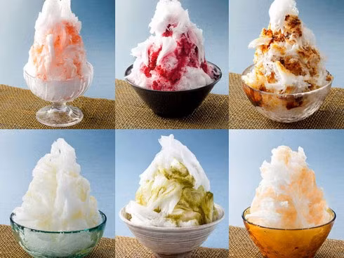 3. Kakigori (Đá bào): Tận hưởng một ly đá bào Nhật Bản giữa tiết trời oi bức của mùa hè quả đúng là một sự lựa chọn lý tưởng. Món kakigori bao gồm một phần đá xay nhuyễn mịn như bông tuyết, sau đó rưới thêm sữa và siro trái cây lên trên. Ảnh: 2sao.vn.