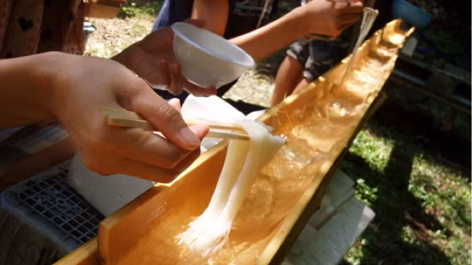 2. Nagashi Somen (Mì ống tre): Theo truyền thống Nhật Bản, người ta sẽ đặt những máng tre xếp thành một đường dài dẫn nước sạch và lạnh, trong ống tre này thì sợi mì somen (loại mì sợi mảnh, làm từ bột mì và nước muối) sẽ được thả trôi theo dòng nước chảy. Ảnh: VietTimes.vn.