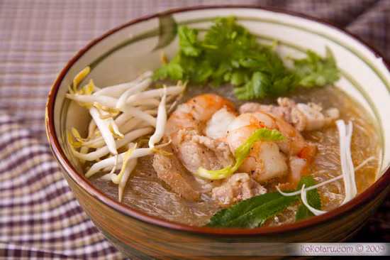 Khi nước sôi, cho nấm hương, miến vào, nấu cùng. Nêm muối, bột ngọt, tiêu cho vừa ăn, tắt bếp ngay. Múc miến ra tô, rắc phần hành lá xanh lên trên và thưởng thức. Ảnh: Kokotaru.com.