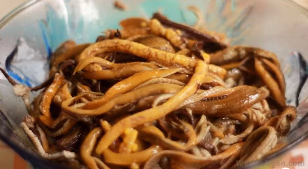 Hành răm nhặt rửa sạch, cắt nhỏ. Miến ngâm nở, cắt ngắn vừa ăn. Lươn làm sạch nhớt. Xả sạch rồi cho lươn vào luộc chín. Gỡ lấy thịt, ướp nước mắm. Áo một lớp bột mì vào phần thịt lươn vừa gỡ. Phần xương lươn đem xay nhuyễn cùng vài lát gừng để khử tanh rồi lọc qua rây. Cho gừng và hành tím nướng vào đun cùng để nước dùng được thơm. Ảnh: iLamDep.com.