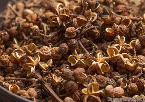 3. Chắm chéo Tây Bắc. Nguyên liệu: Hạt mắc khén, ớt tươi, gừng, muối, rau thơm, húng dũi, mùi tàu, rau mùi. Mắc khén rang, xay thành bột. Ảnh: dacsandantoc.net.