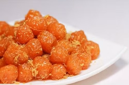 5. Muối ô mai. Nguyên liệu: Muối, ô mai mơ, nước ô mai ngâm, ớt bột, đường. Ô mai quả bỏ hạt, thái nhỏ sau đó đem xay nhuyễn. Đổ nước ngâm ô mai (hoặc nước mơ ngâm) vào. Rang cho muối khô. Ảnh: Lamsao.com.