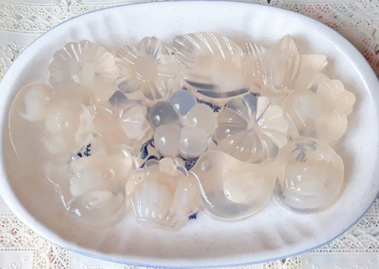 Cho rau câu vào khuôn để nguội rồi bỏ tủ lạnh. Khi nào ăn thì bỏ thạch rau câu từ khuôn ra và thưởng thức. Ảnh: cookpad.com.