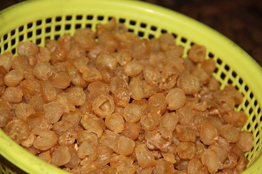 Cho nhãn vào khay nướng có lót giấy nến, sau đó cho vào lò sấy ở nhiệt độ 130 đến 150 độ c, trong 6 tiếng hoặc đến khi nhãn khô theo ý muốn. Ảnh: Zing.vn.