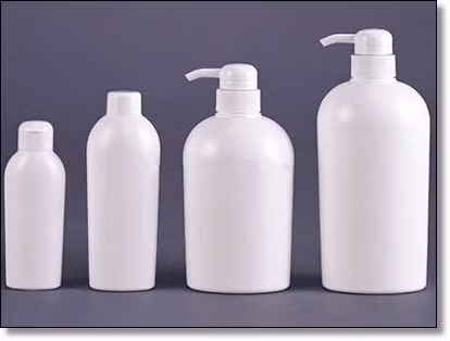 Số 2: Nhựa HDPE. Thường được dùng làm bình sữa, bình đựng chất tẩy rửa, đồ chơi và một số loại túi nhựa hoặc các vật có độ tinh khiết cao. Nó chịu được nhiệt độ lên đến 110 độ C. Loại nhựa này được xem là an toàn nhất, vi khuẩn khó tích tụ do bề mặt khá trơn láng. Ảnh: hoahaithanh.com.