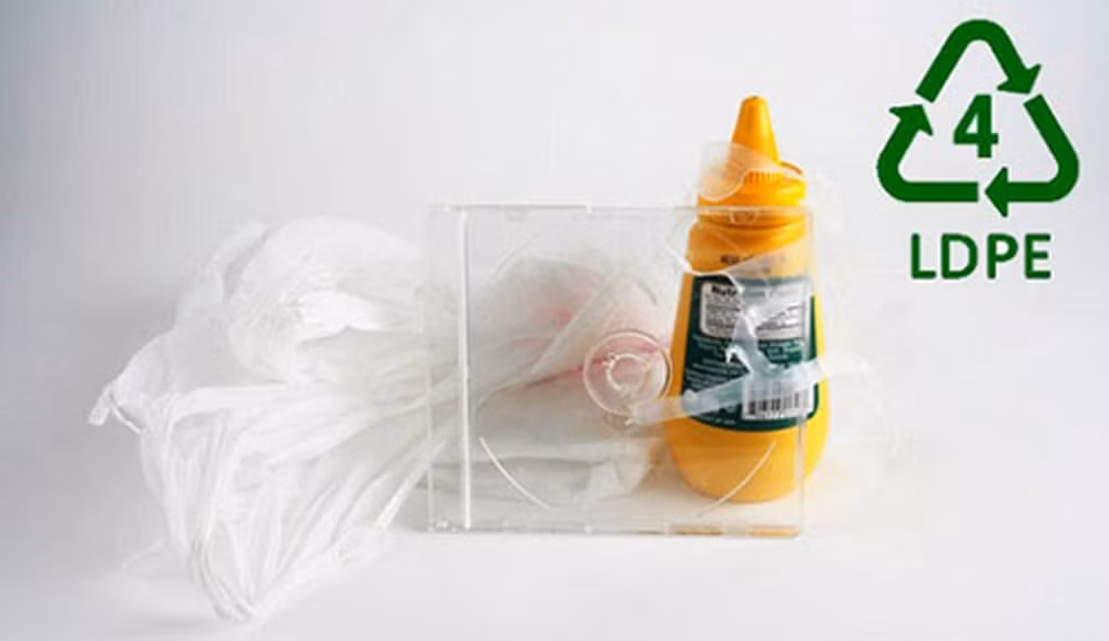 Số 4: Nhựa LDPE - polyethylene mật độ thấp. Thường được sử dụng để làm các loại túi nhựa, dây buộc, vỏ đĩa CD, vỏ ổ đĩa cứng, các loại chai có thể bóp, một số loại chai nhựa, giấy gói thực phẩm, hộp đựng thực phẩm…Các chuyên gia khuyên không nên sử dụng thức ăn. Ảnh: baomoi.com.