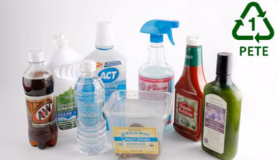 Số 1: Nhựa PETE (nhựa polyethylene terephthalate). Loại nhựa này được đánh giá là khá an toàn và không gây ra những tác hại xấu cho sức khỏe nên có thể dùng để chứa đựng thực phẩm. Ảnh: kenh14.vn.