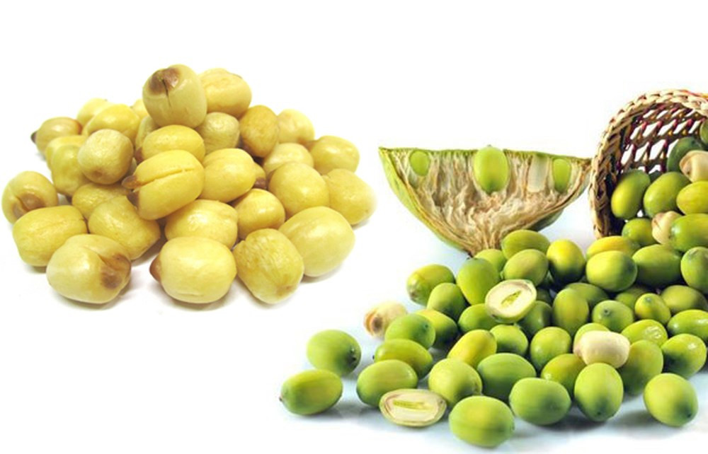 Cho lượng nước vừa đủ vào nồi đun cho sôi, sau đó nêm chút muối, bột nêm và cho đuôi lợn vào hầm. Trong khi đó, nướng hành khô cho thơm rồi cho vào nồi xương hầm tiếp cho xương ra nước ngọt. Ảnh: baomoi.com.