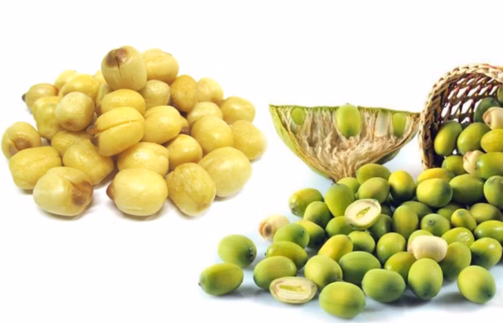 Cho lượng nước vừa đủ vào nồi đun cho sôi, sau đó nêm chút muối, bột nêm và cho đuôi lợn vào hầm. Trong khi đó, nướng hành khô cho thơm rồi cho vào nồi xương hầm tiếp cho xương ra nước ngọt. Ảnh: baomoi.com.