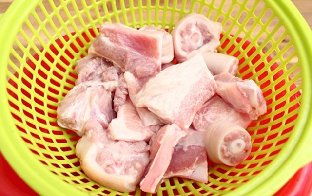 2. Đuôi lợn hầm hạt sen. Nguyên liệu: Đuôi lợn, hạt sen, hành lá, hành khô, cà rốt, tiêu, muối, bột nêm, nước mắm. Đuôi lợn rửa sạch chặt khúc vừa ăn. Đun 1 nồi nước sôi, cho đuôi vào chần sơ qua, vớt ra rửa lại sạch sẽ. Ảnh: yeutretho.vn.