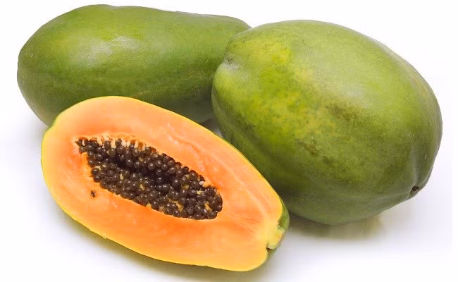 3. Đuôi lợn hầm đu đủ. Nguyên liệu: Đuôi lợn, đu đủ, nấm đông cô, hành lá, hành tím, ngò rí, gia vị: nước mắm, muối, bột ngọt, bột canh, hạt tiêu. Đuôi lợn làm sạch. Đu đủ gọt vỏ, xắt thành miếng nhỏ vừa ăn rồi rửa sạch lại cho hết nhựa. Ảnh: gaidinhvietnam.com.