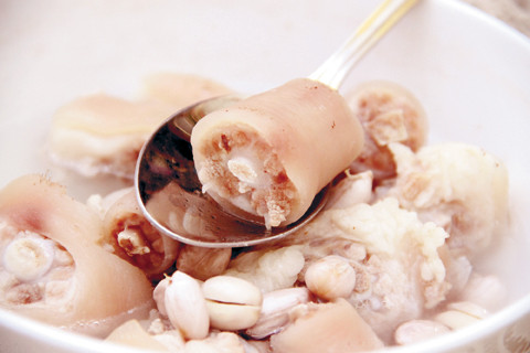 Sau đó cho tiếp xương đuôi vào hầm cho đến khi đậu và xương mềm. Khi thấy xương đuôi bắt đầu mềm nêm muối và bột ngọt. Đồng thời cho tỏi và hành vào rồi tắt bếp. Ảnh: viemtuyentienliet.org.