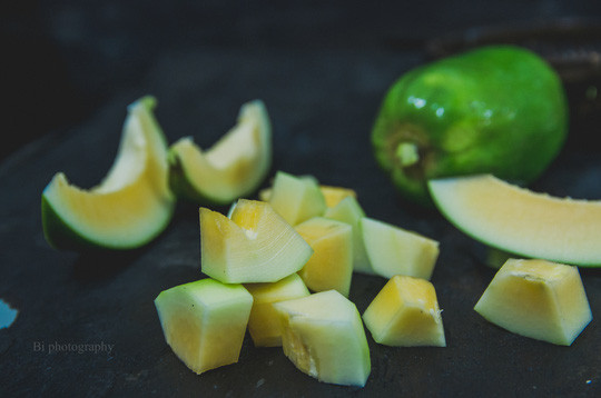 Dùng chính cái nồi vừa luộc đuôi heo, cho 1 ít dầu ăn vào đun nóng rồi tiếp đến cho đuôi heo vừa chặt vào đảo đều cho săn lại. Rồi đổ nước vừa đủ để làm canh, hầm cho tới khi nào thịt chín mềm thì ta mới cho đu đủ vào. Ảnh: 2monanngonmoingay.com.