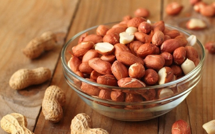 Lạc rửa sạch rồi nấu sôi cùng nước 3 phút. Tắt bếp. Rửa sạch lạc đã nấu sơ. Tiếp tục cho khoảng 1 lít nước vào nồi ninh lạc trên lửa vừa khoảng 15 phút. Ảnh:soha.vn.