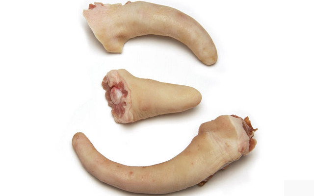 1. Đuôi lợn hầm lạc. Nguyên liệu: Xương đuôi, lạc, tỏi, hành tím. Xương đuôi rửa và cạo thật sạch bằng muối. Xong để ráo nước rồi chặt khúc vừa ăn. Ảnh: cooky.vn.