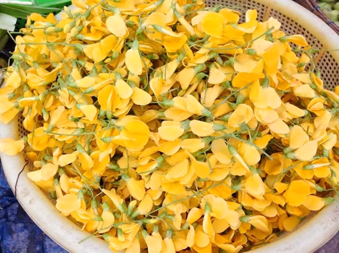 3. Tép xào bông điên điển. Nguyên liệu: Tép, bông điên điển, giá, gia vị, hành tím, tỏi. Tép, bông điên điển, giá làm sạch, để ráo. Phi thơm hành tím và tỏi băm, cho tép vào xào. Ảnh: yeunoitro.net.
