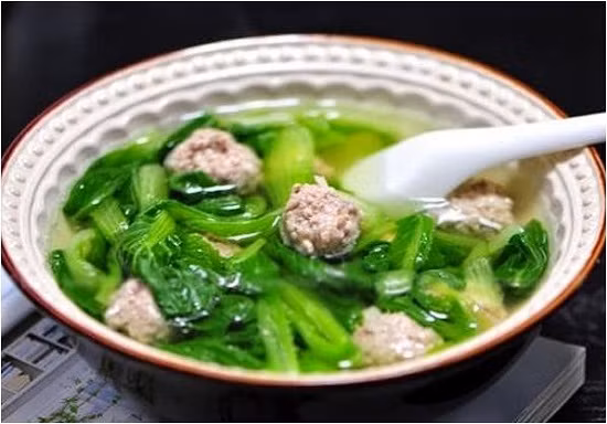 Cải cầu vồng rửa sạch thái nhỏ, thả vào nước tép đã sôi. Nồi nước để lửa nhỏ để không vỡ phần gạch tép. Nêm nếm lại cho vừa ăn. Ảnh: nongsandungha.com.